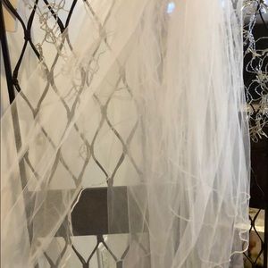 Finger tip 2 tier white veil with hair comb